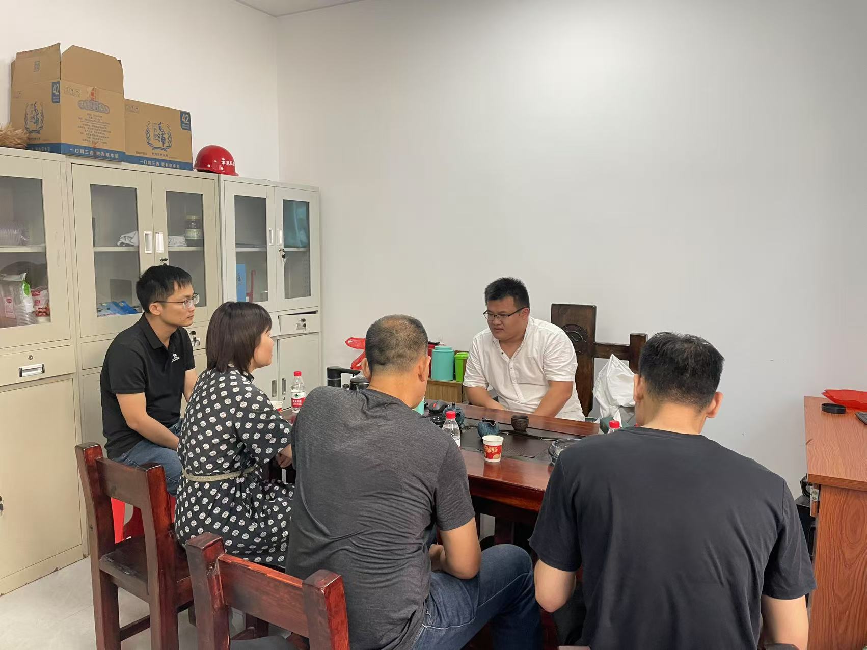 徐聞縣科工貿(mào)和信息化局工作人員到企業(yè)和開展安全生產(chǎn)檢查工作暨誠信經(jīng)營宣傳工作1.jpg